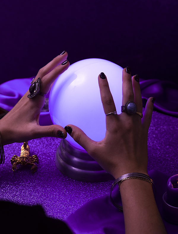 Tarot și sferă de cristal – Clarvăzătoarea Claudia